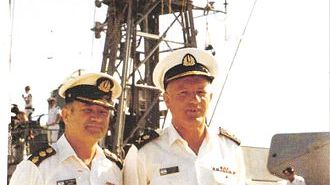 מפקד חיל הים ביני תלם והנספח הימי בוושינגטון על סיפון אח"י תרשיש בנמל מיאמי יולי 1976