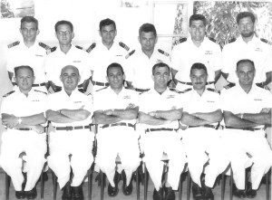 חניכי זרוע הים בקורס פיקוד ומטה מנחם שלישי מימין בין העומדים 1958.