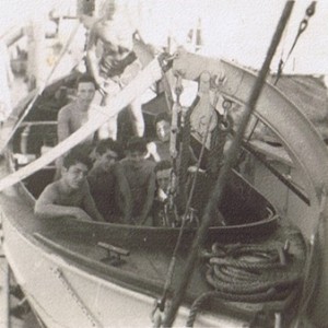 בני המחזור בסירת המנוע של אח"י חיפה התלויה על המנופים לפני הורדה למים