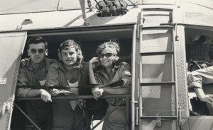 רופא מוטס, טייס  וברכה ליכטנברג פקידת המבצעים בפתח מסוק, 1967