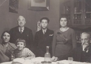 משפחת לוי בפדובה 1933 מימין לשמאל הסבא ויטוריו האחות עדה בן דוד ג'יורגו בסאני, האב יוסף האחות הצעירה אנה והאם ג'מה.