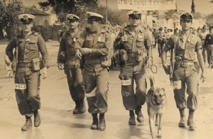 סנוקי מוביל קבוצת חיל הים בצעדת ארבעת הימים 1958