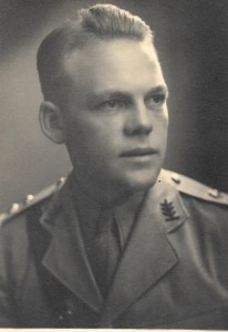 סרן יהודה קלאוז במדי הצבא הבריטי לאחר מלחמת העולם בגרמניה