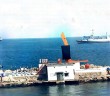 טקס חנוכת האנדרטה לחללי המשחתת אילת מהאמן יגאל תומרקין על שובר הגלים בנמל חיפה, אפריל 1994.