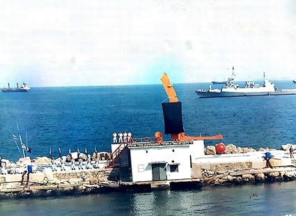 טקס חנוכת האנדרטה לחללי המשחתת אילת מהאמן יגאל תומרקין על שובר הגלים בנמל חיפה, אפריל 1994.