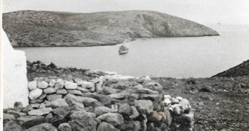 אח"י אילת (א-16) עוגנת במפרץ באי סירינה.