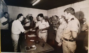 אל"מ קורן כראש מנה"ר חותם על קבלת אח"י רשף ממספנות ישראל. אפריל 1973