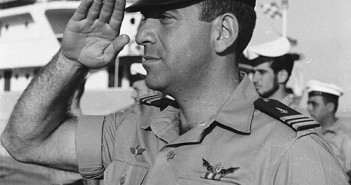 צבי גבעתי בדרגת רס"ן בשנת 1967