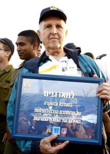 משה אורון עם שלט תודה למארגני מפגש אח"י חץ (סער 3) אפריל 2016