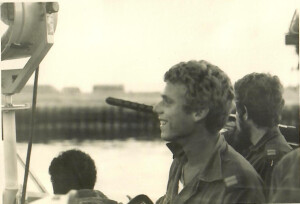 מנחם רזניק בגשר הדבור בכניסה לנמל עדביה 24 באוקטובר 1973.