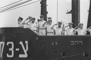צוות הצוללת אח"י רהב בעמדות כבוד לכניסה לנמל חיפה