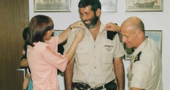 אלוף עמי אילון מעניק דרגת רס"ב לשלמה ערן, 1992