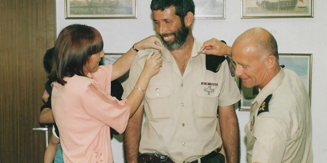 אלוף עמי אילון מעניק דרגת רס"ב לשלמה ערן, 1992