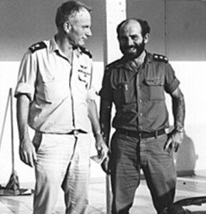 מפקד חיל הים ביני תלם ומפקד השייטת יומי ברקאי ב-7 באוקטובר 1973.