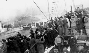המעפילים באניה בנמל חיפה